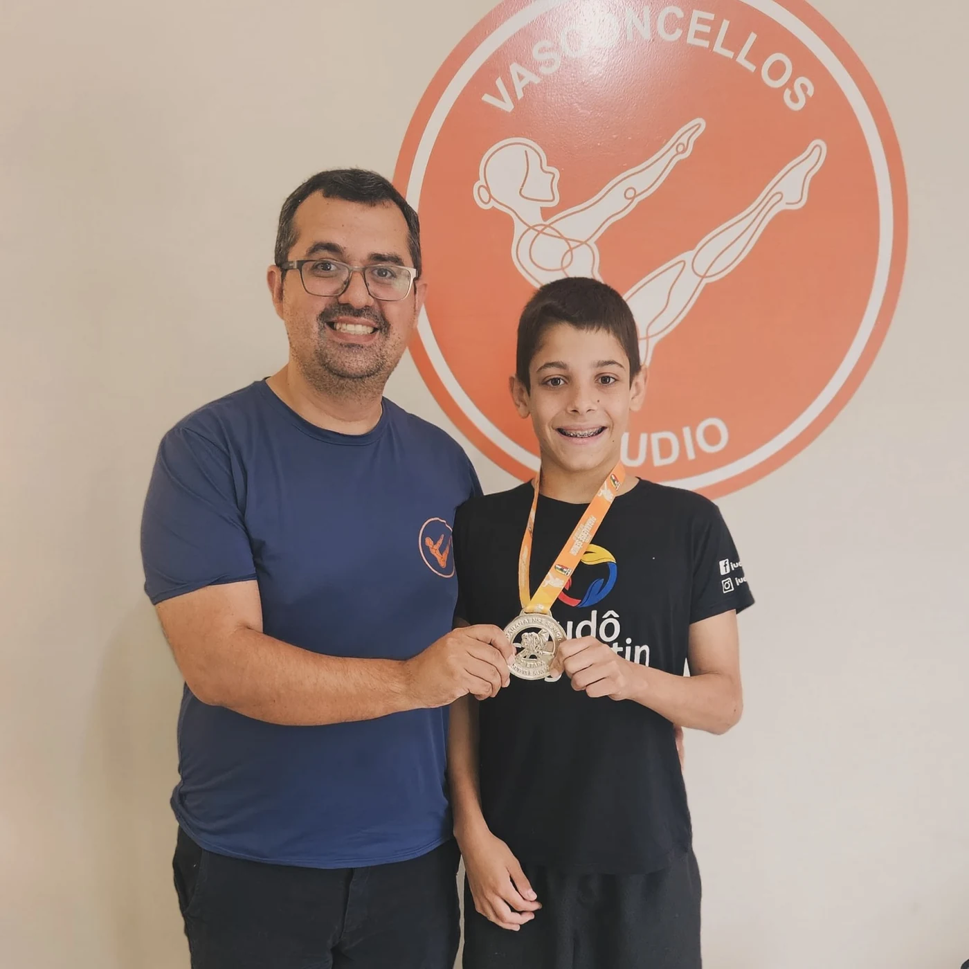 Fellipe Vasconcellos com jovem atleta medalhista