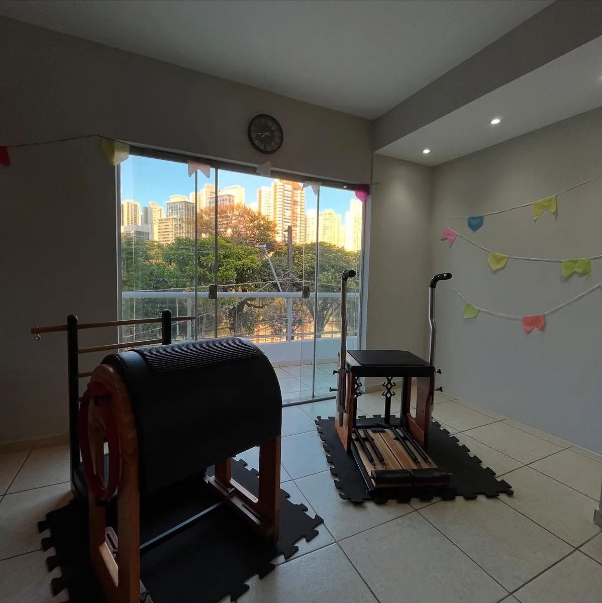 Aparelhos de Pilates do Vasconcellos Studio diante da vista de Londrina